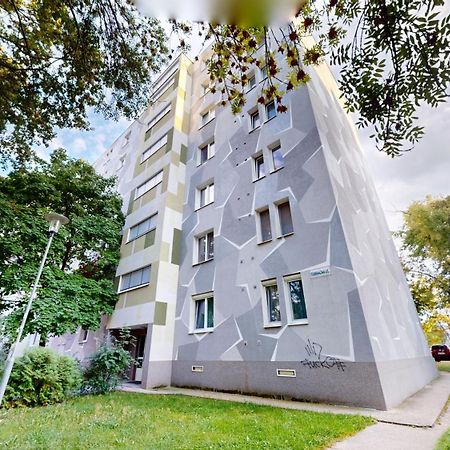 Modern 2 Bedroom Apt - Free Parking Bratislava Buitenkant foto